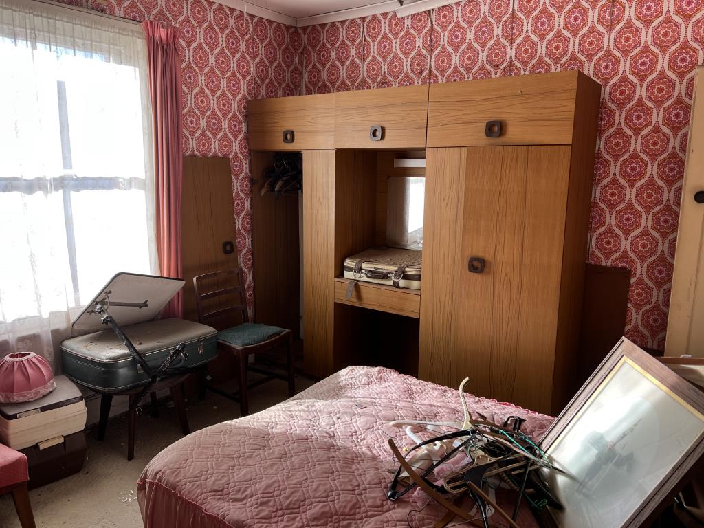 Lot: 114 - DETACHED HOUSE FOR REFURBISHMENT - Bedroom One